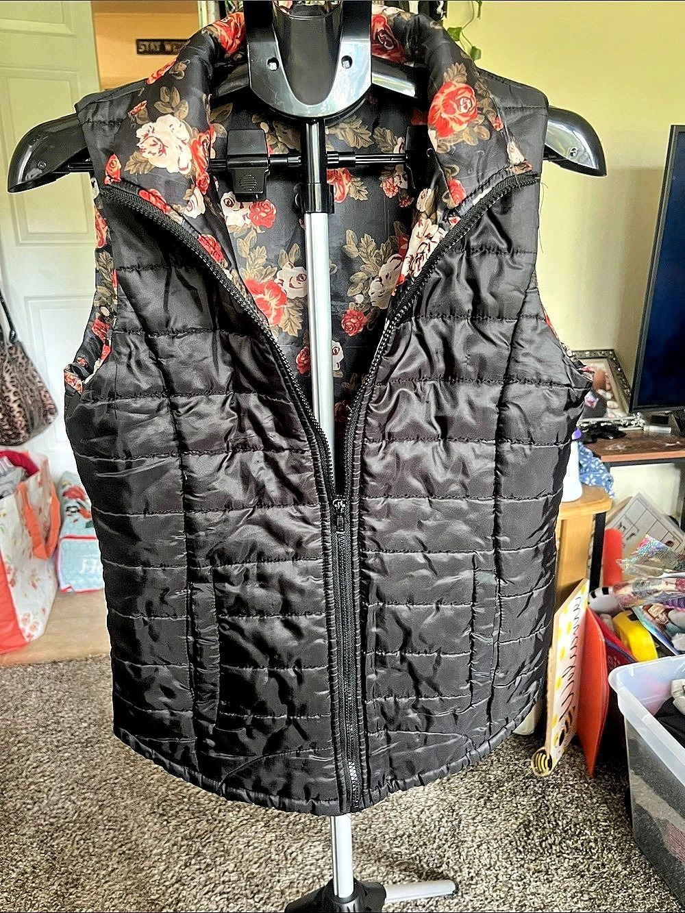 Rue 21 Floral Quilted Vest in Black & Red Size Large